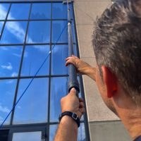 Operatore Aqua al lavoro sulle vetrate