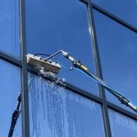 Spazzola ad acqua demineralizzata sulle vetrate