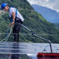 Operatore in sicurezza durante la pulizia dei pannelli solari