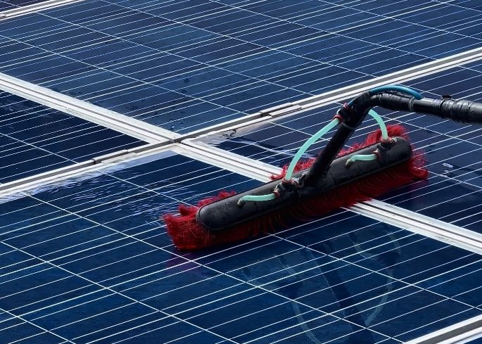 Pulizia di pannelli fotovoltaici con spazzola ad acqua